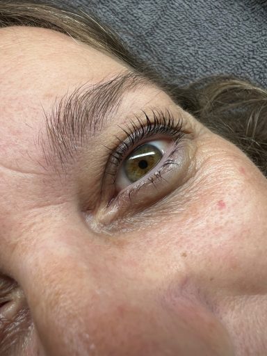 Referenzbild Testemonial-Foto Frauenauge Wimpern.- Lashlifting