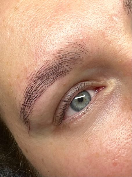 Referenzbild Testemonial-Foto, Frau nach Augenbrauen.- Browlifting