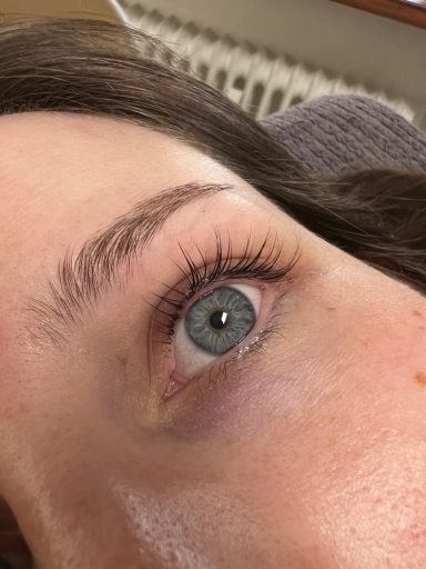 Referenzbild Testimonial-Foto Frauenauge nach Wimpern.- Lashlifting